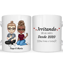 Carregar imagem no visualizador da galeria, Caneca Casal - Irritando um ao outro, mas firmes e fortes

